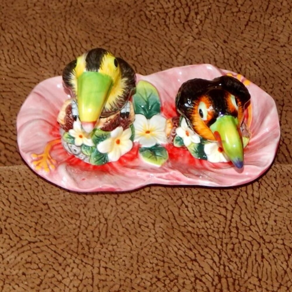 Corner Ruby Tropical Collection Birds Salt Pepper Shakers Tray Set Ceramic NEW